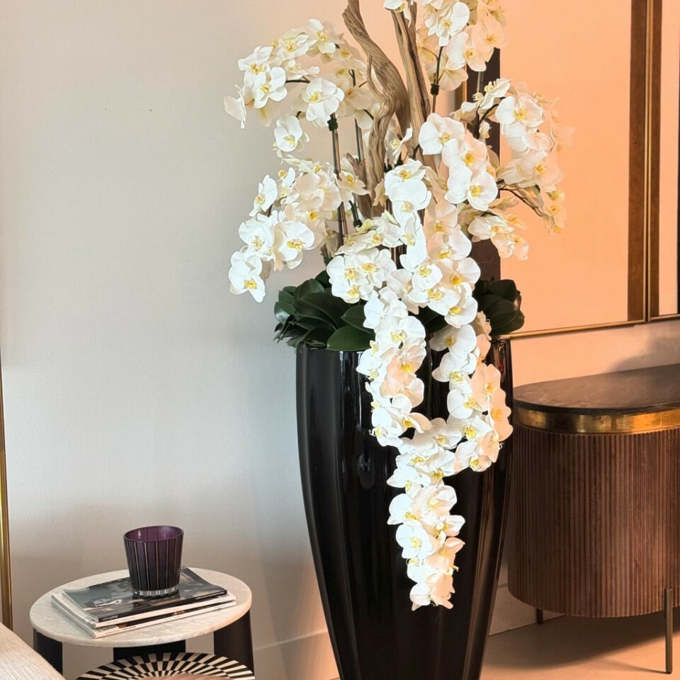 San Jose Vase in glänzendem Schwarz mit hängenden gelben Orchideen