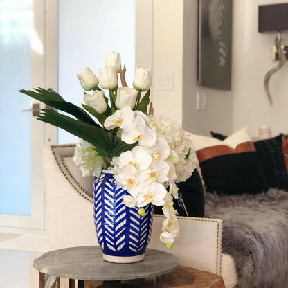 Gestreifte Inka-Vase mit gemischtem Blumenstrauß