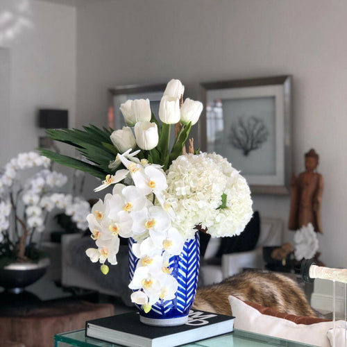 Gestreifte Inka-Vase mit gemischtem Blumenstrauß