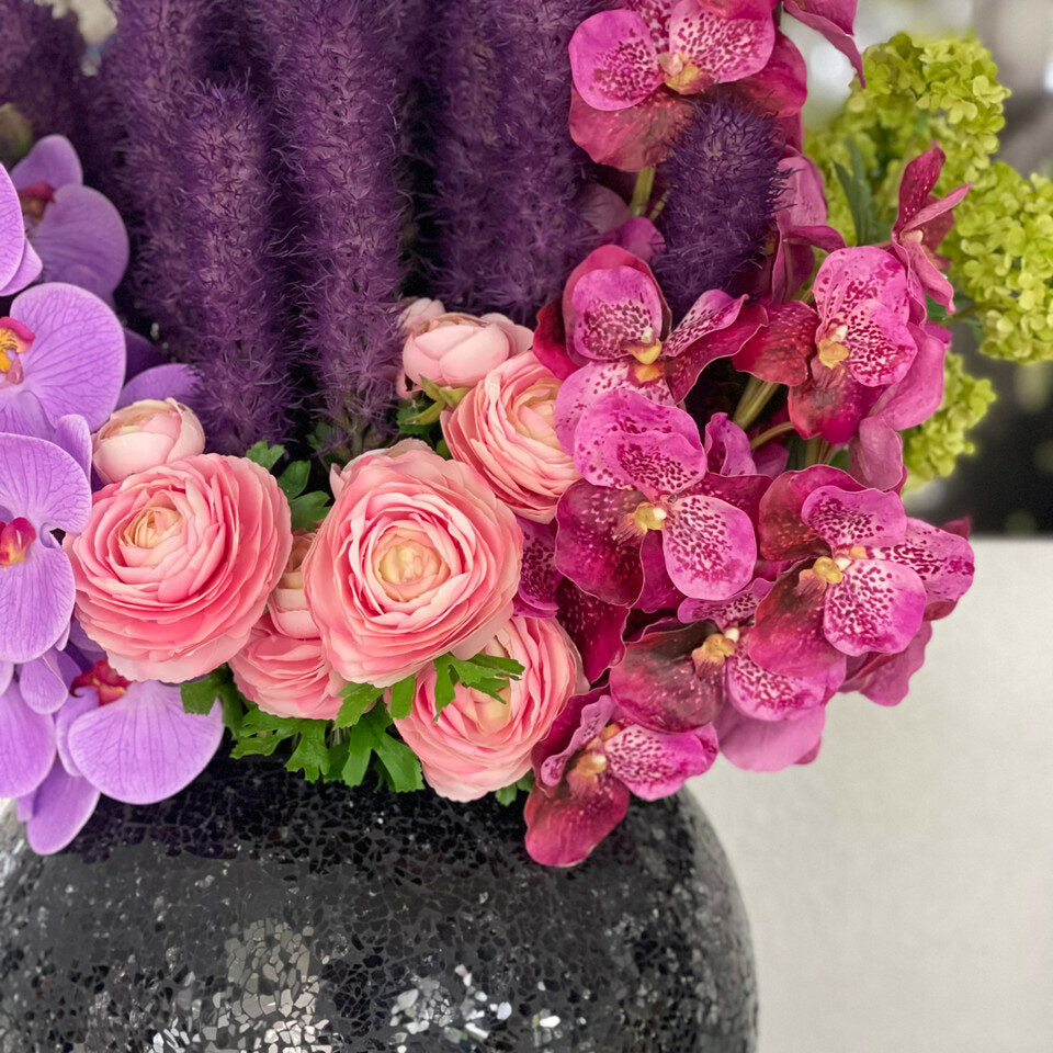 Schwarze Mosaikvase mit Liatris und Orchideen