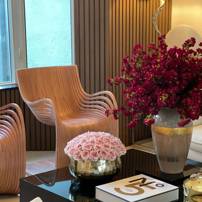 „Goddess“-Vase mit bordeauxfarbenen Kirschblüten