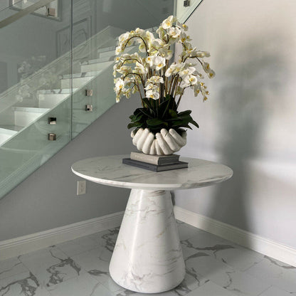 Weiße Phalaenopsis-Orchideen in Vase mit Skulptur „Offene Hände“