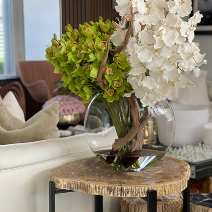 Moon Vase mit weißen Vanda-Orchideen und grünen Cymbidien