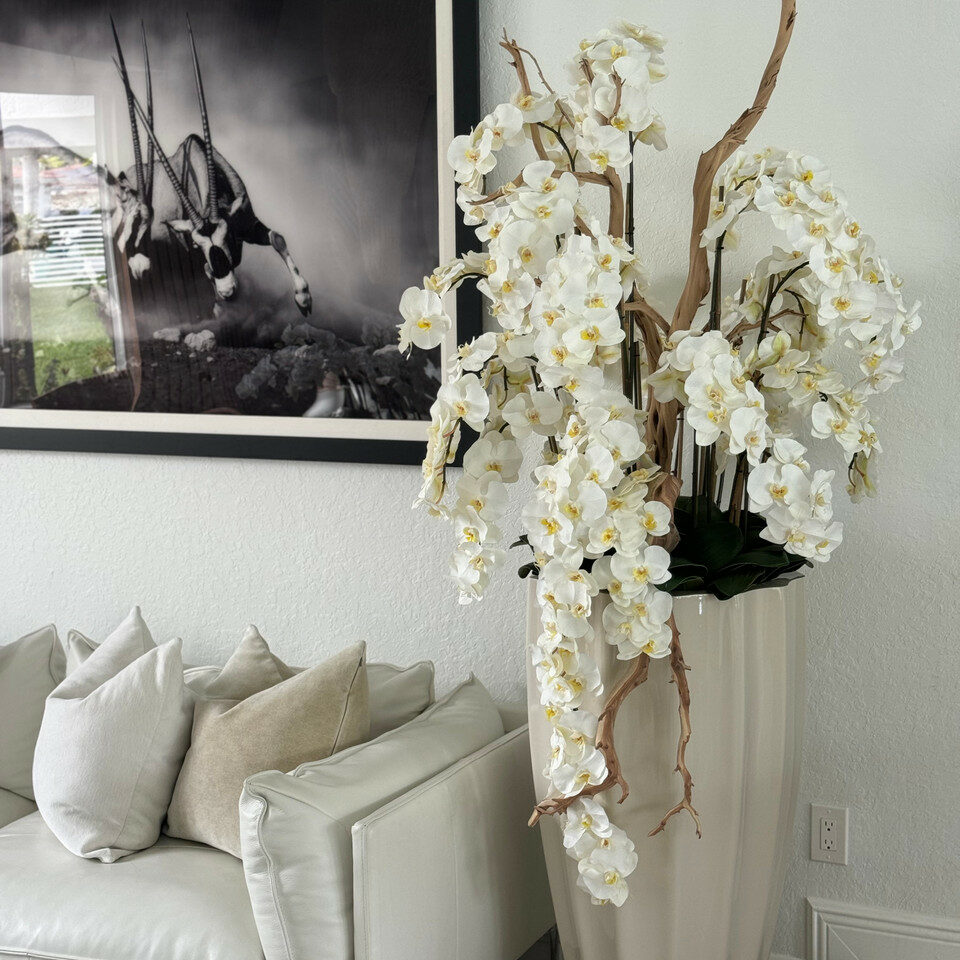 San Jose Vase in sandigem Beige mit weißen Orchideen im Wasserfall-Design
