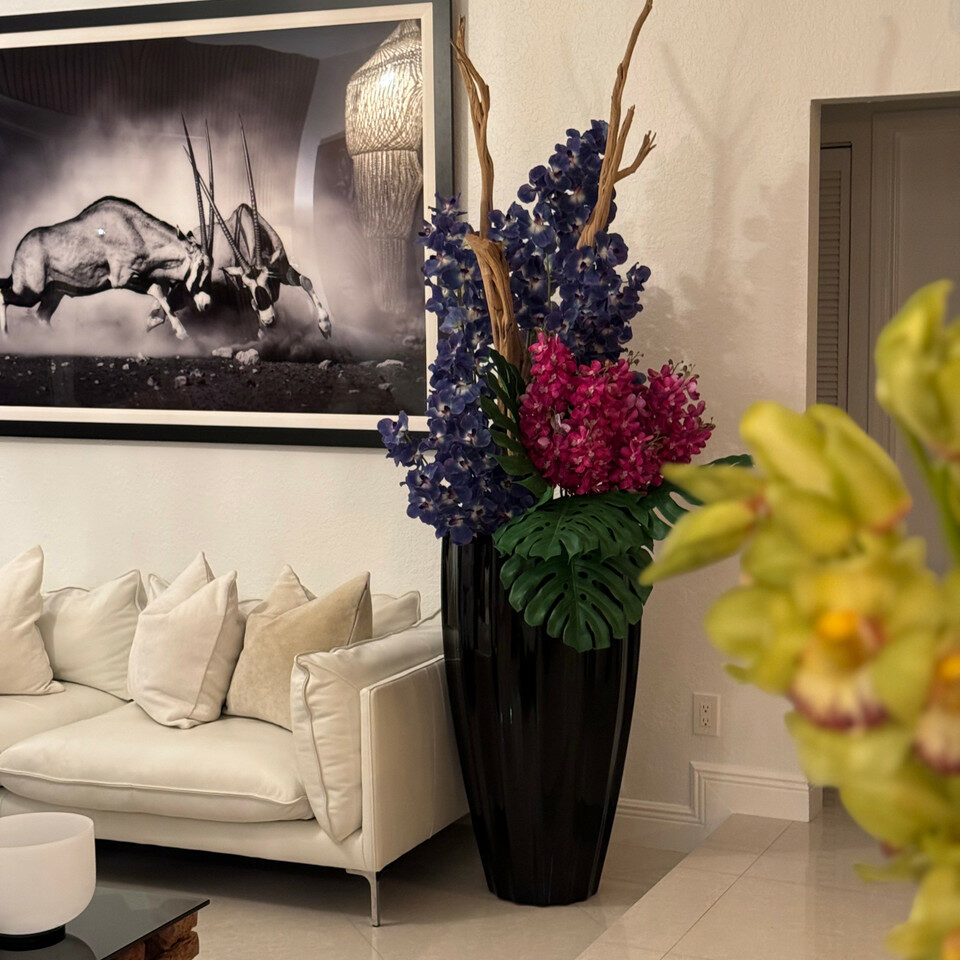 San Jose Vase in glänzendem Schwarz mit Vanda-Orchideen