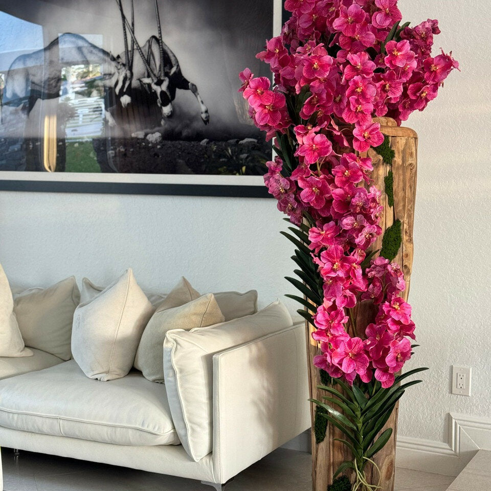 Große Teakholzvase mit naturbelassenen Kanten und pinkfarbenen Vanda-Orchideen