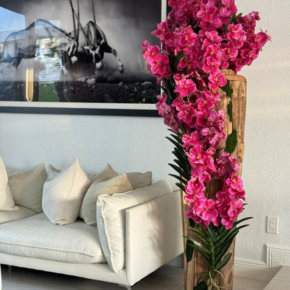 Große Teakholzvase mit naturbelassenen Kanten und pinkfarbenen Vanda-Orchideen